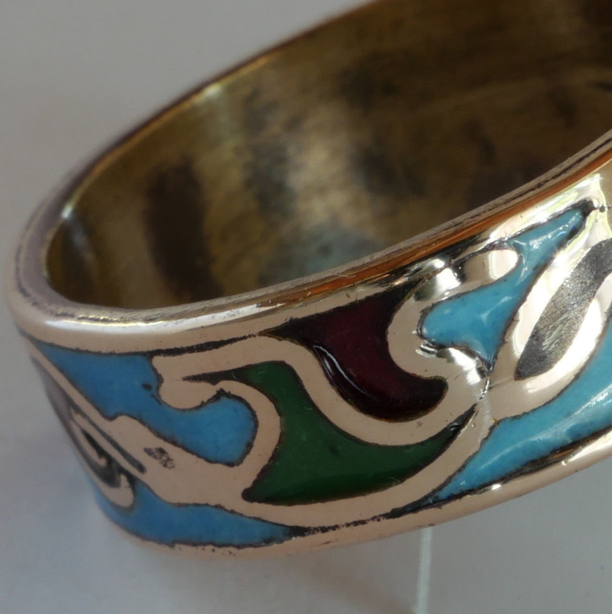 Anneau en bronze avec motif émaillé