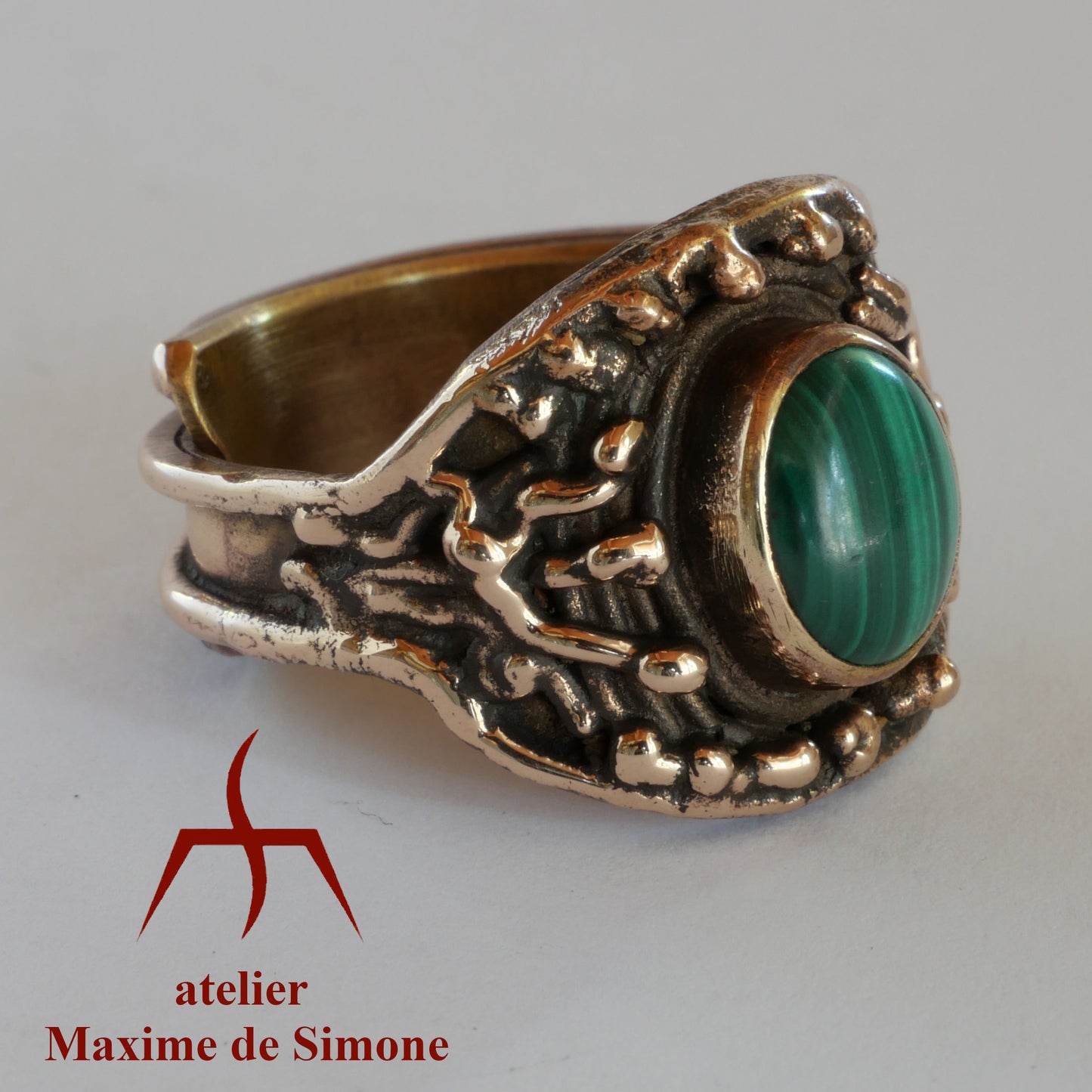 Bague réglable sculptée en bronze avec un cabochon de malachite
