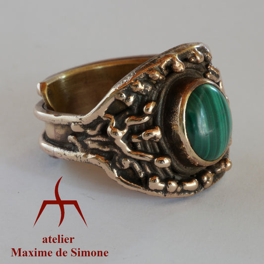 Bague réglable sculptée en bronze avec un cabochon de malachite