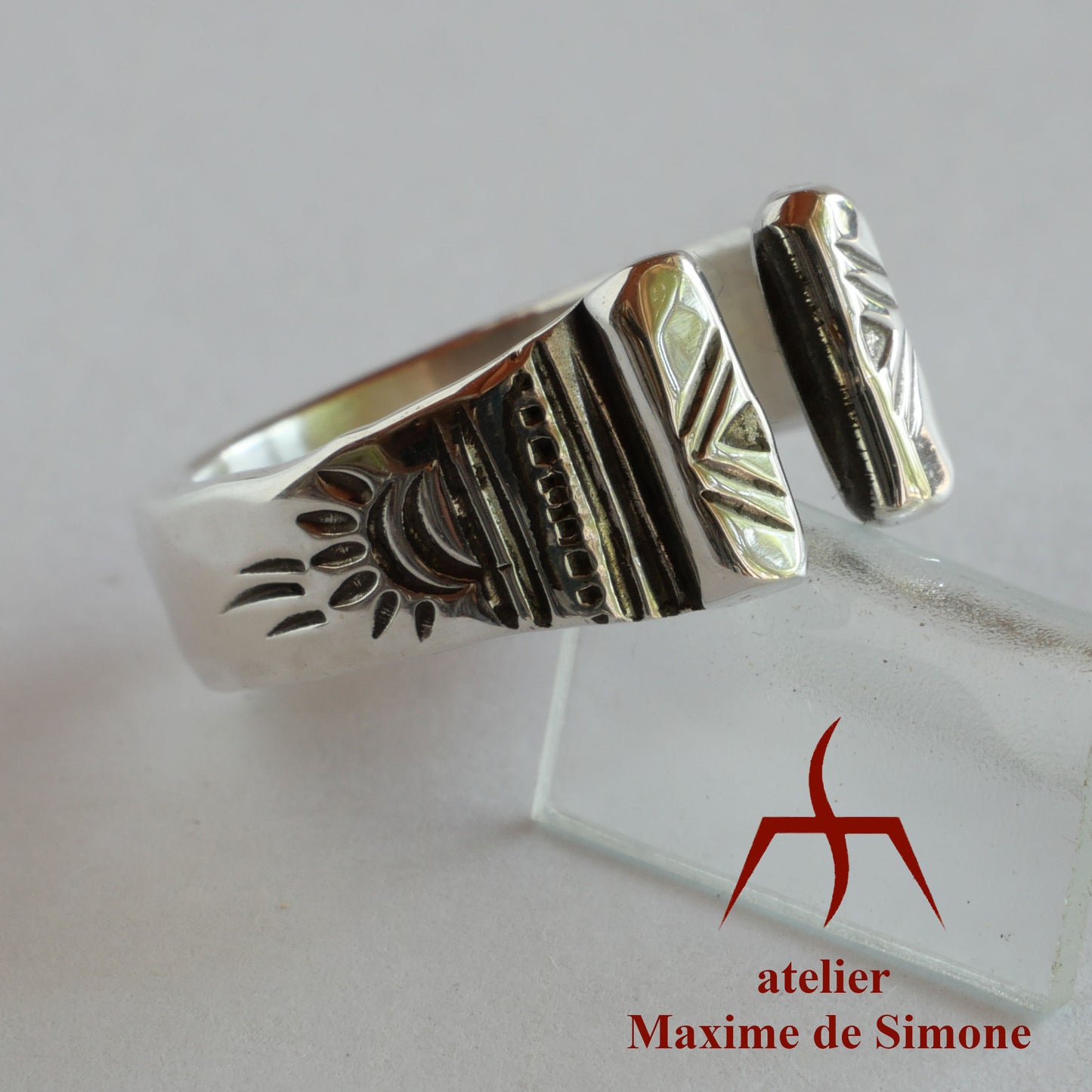 bague réglable en argent ornée de motifs poinçonnés