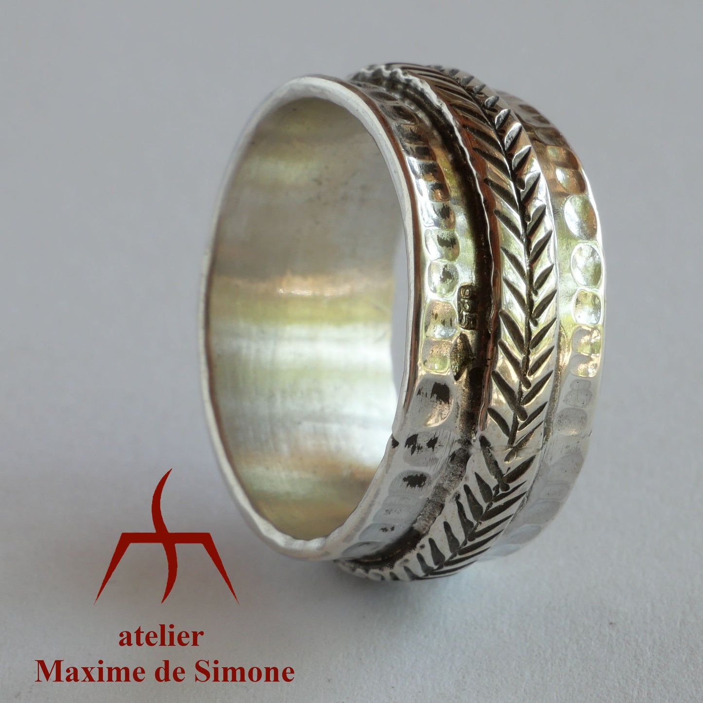 Large bague personnalisable en argent massif avec motifs poinçonnés