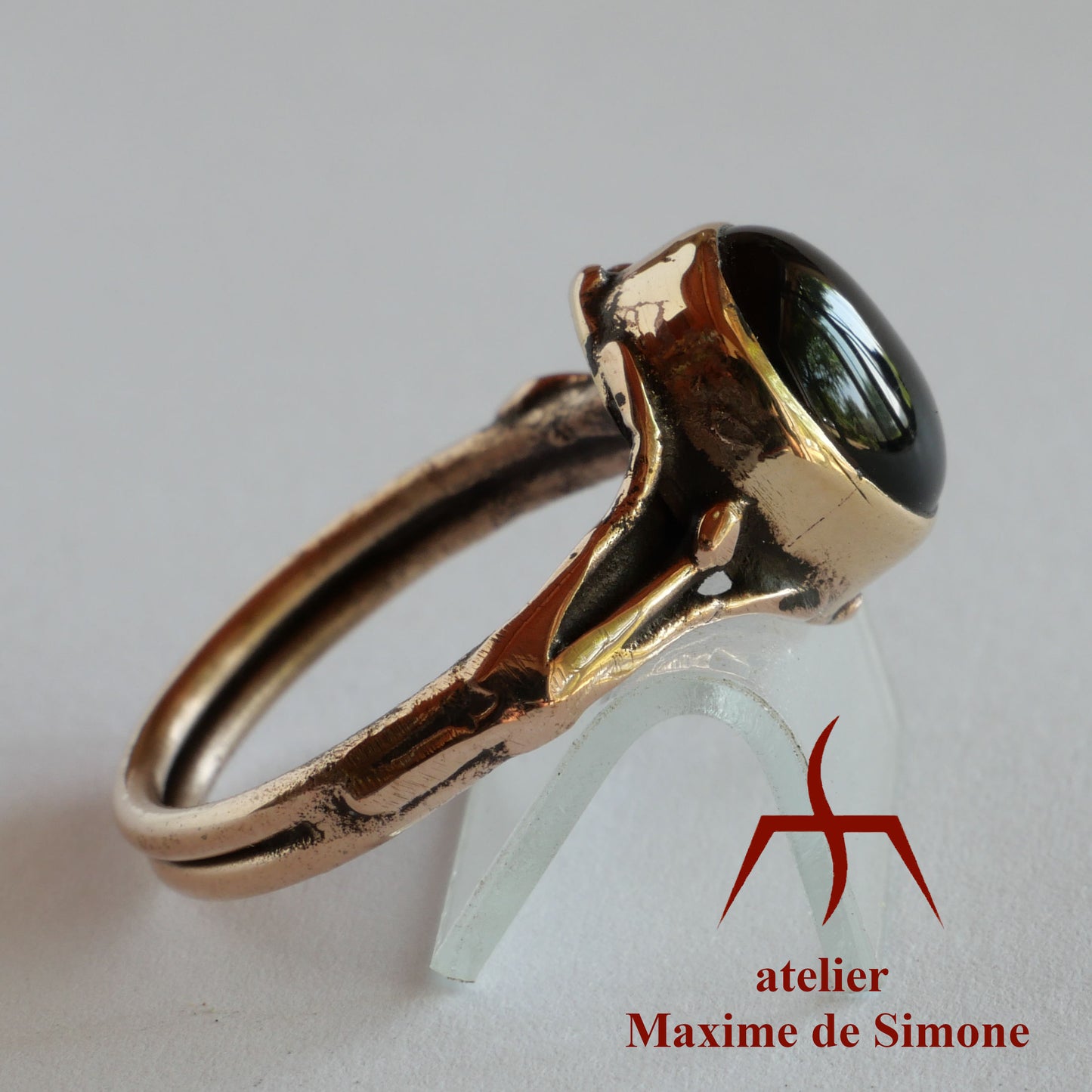 bague en bronze délicate et originale ornée d’un onyx noir
