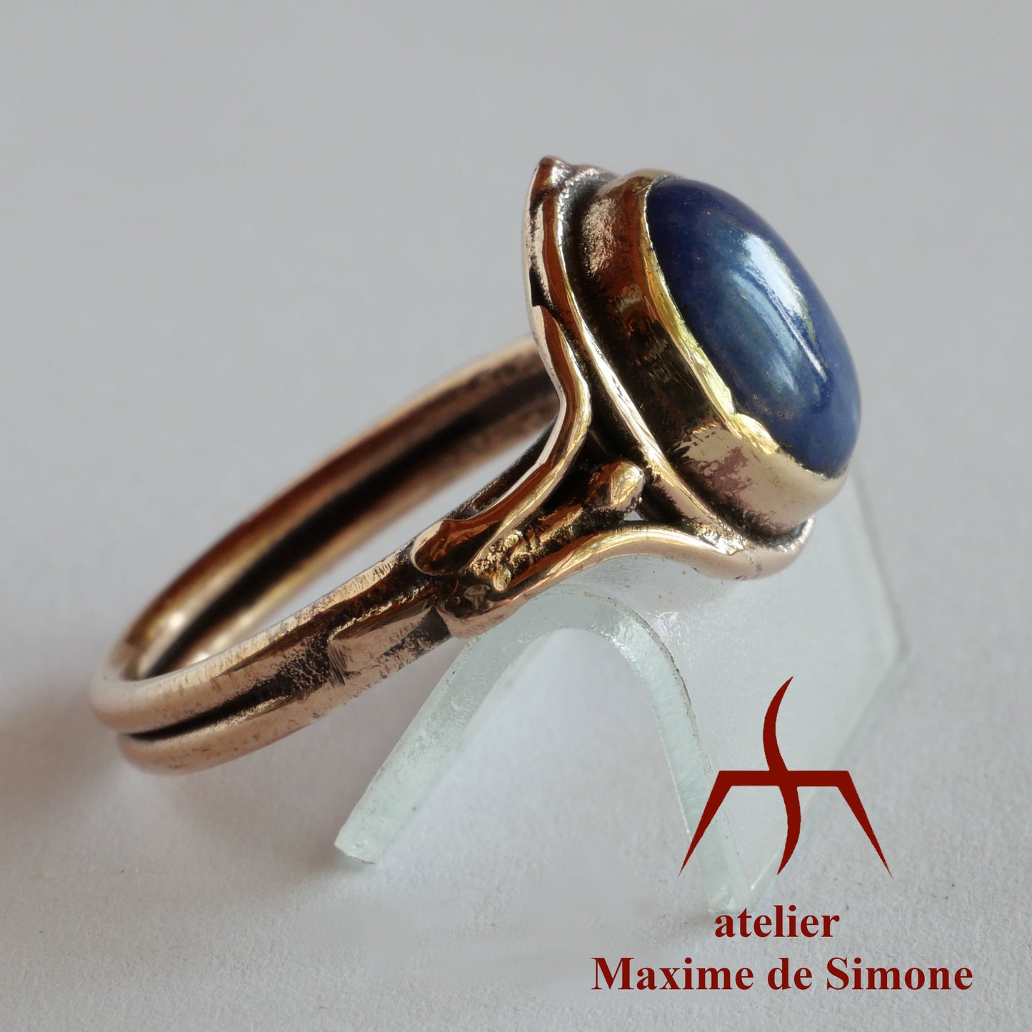 delicate and original bronze ring adorned with a fine stone