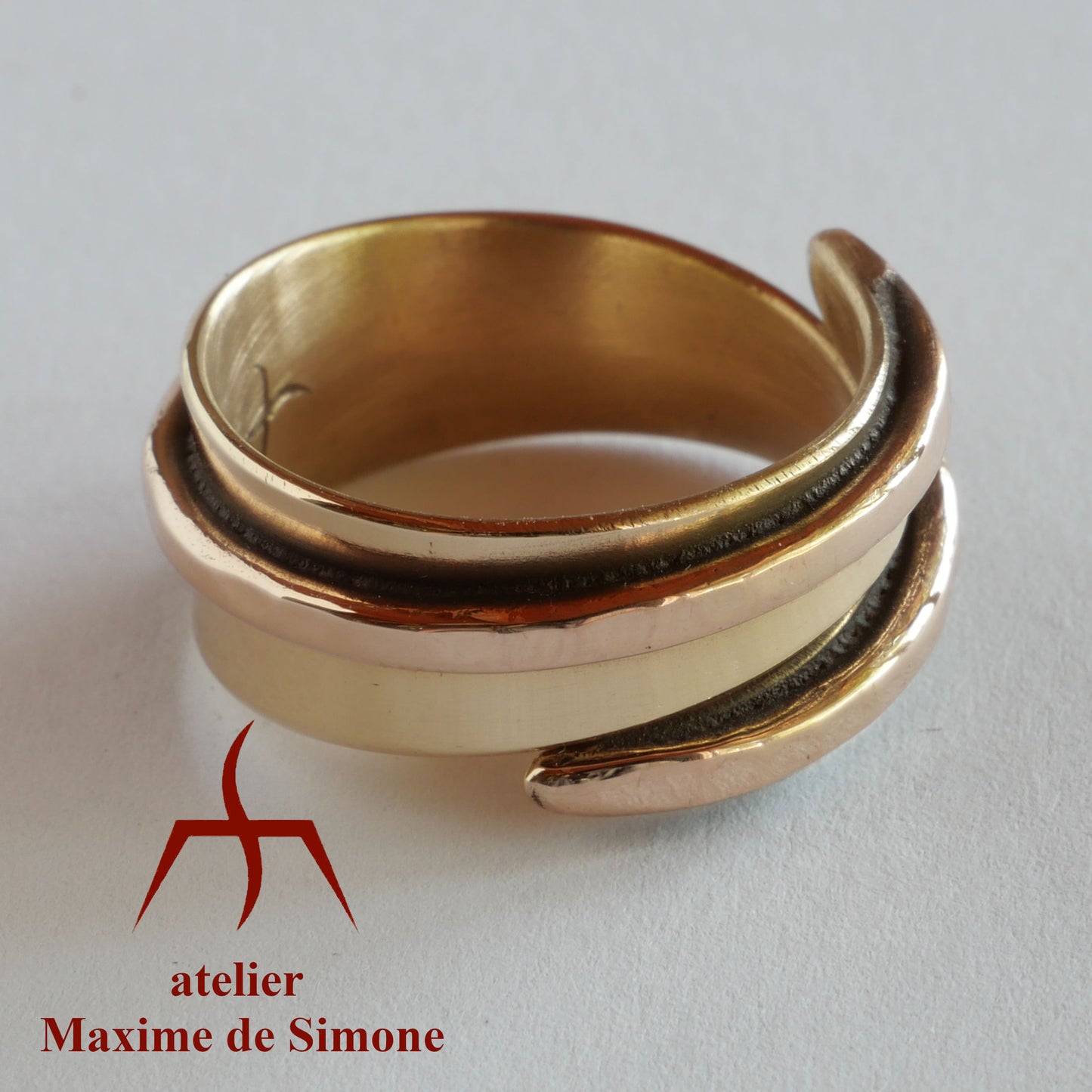 bague réglable en bronze décorée d’un fil soudé