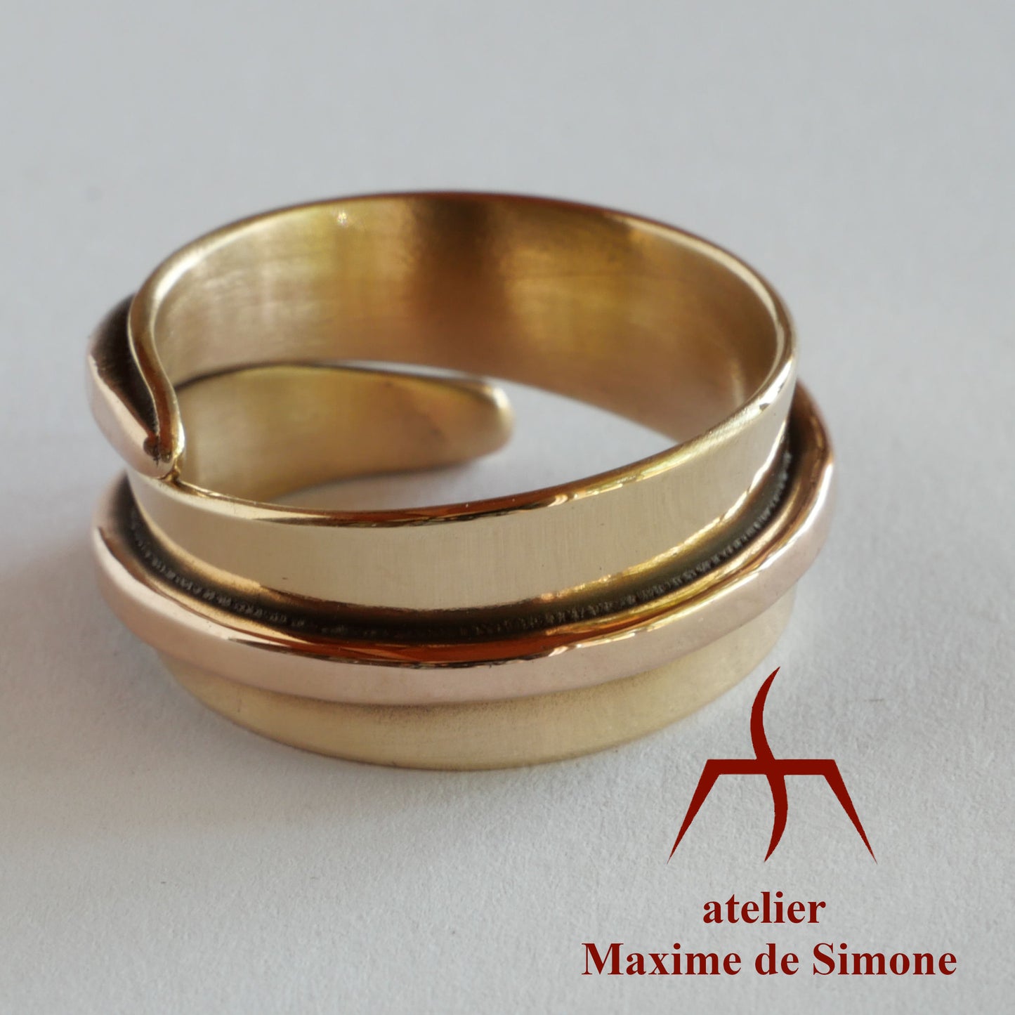 bague réglable en bronze décorée d’un fil soudé