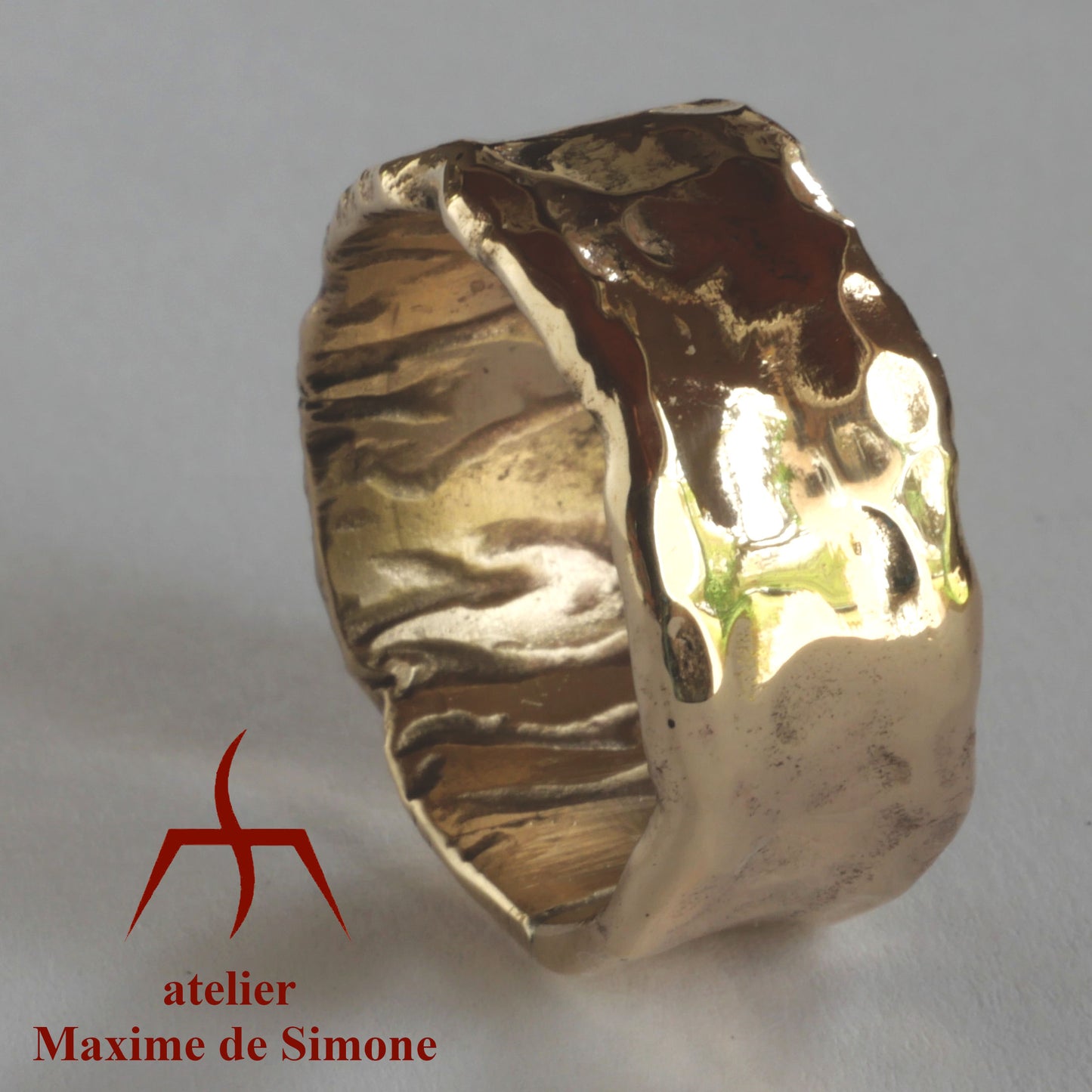 Large bague en bronze sculpté et martelé