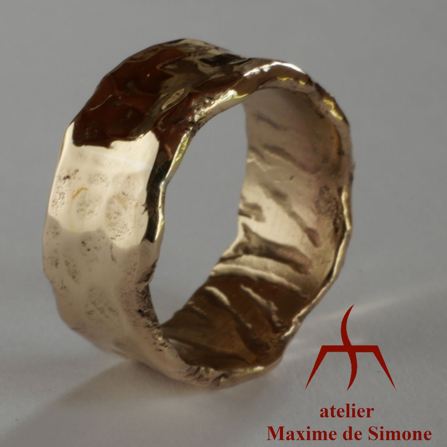 Large bague en bronze sculpté et martelé