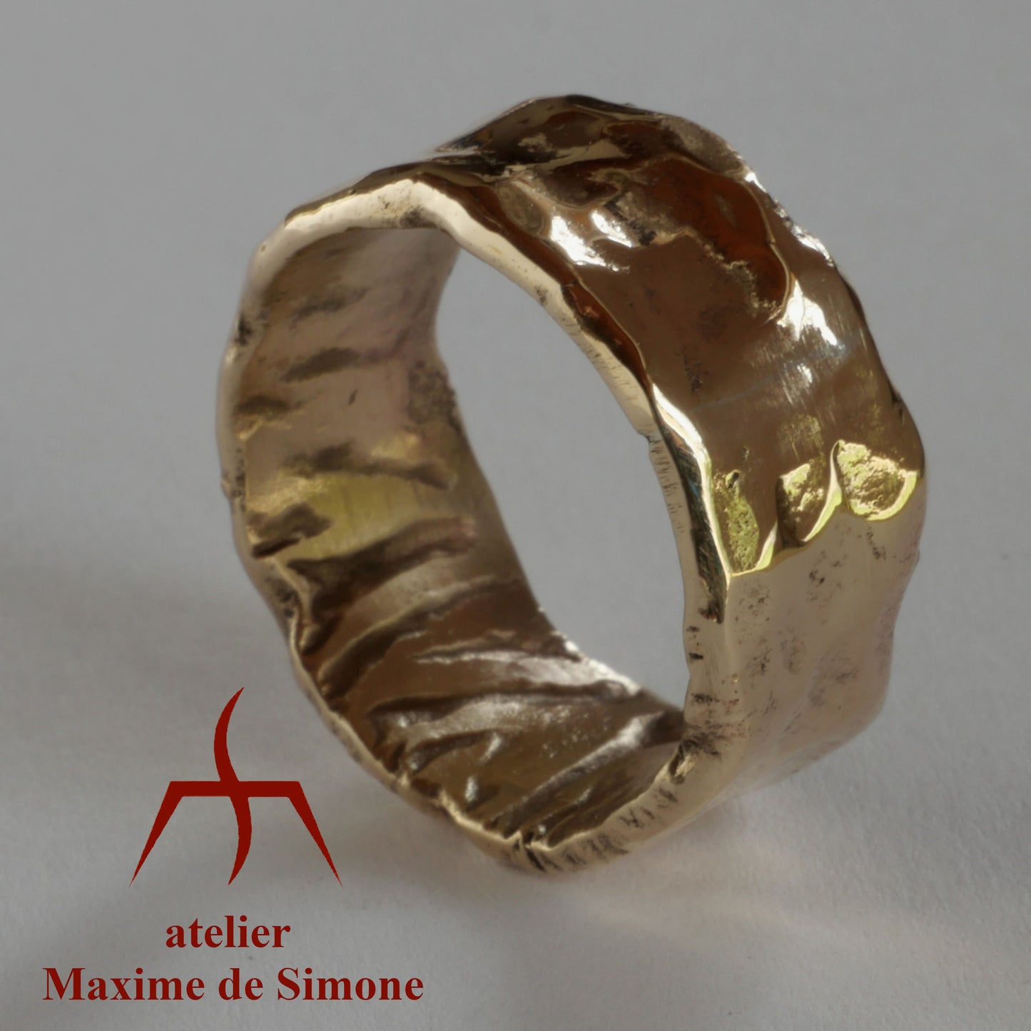 Large bague en bronze sculpté et martelé