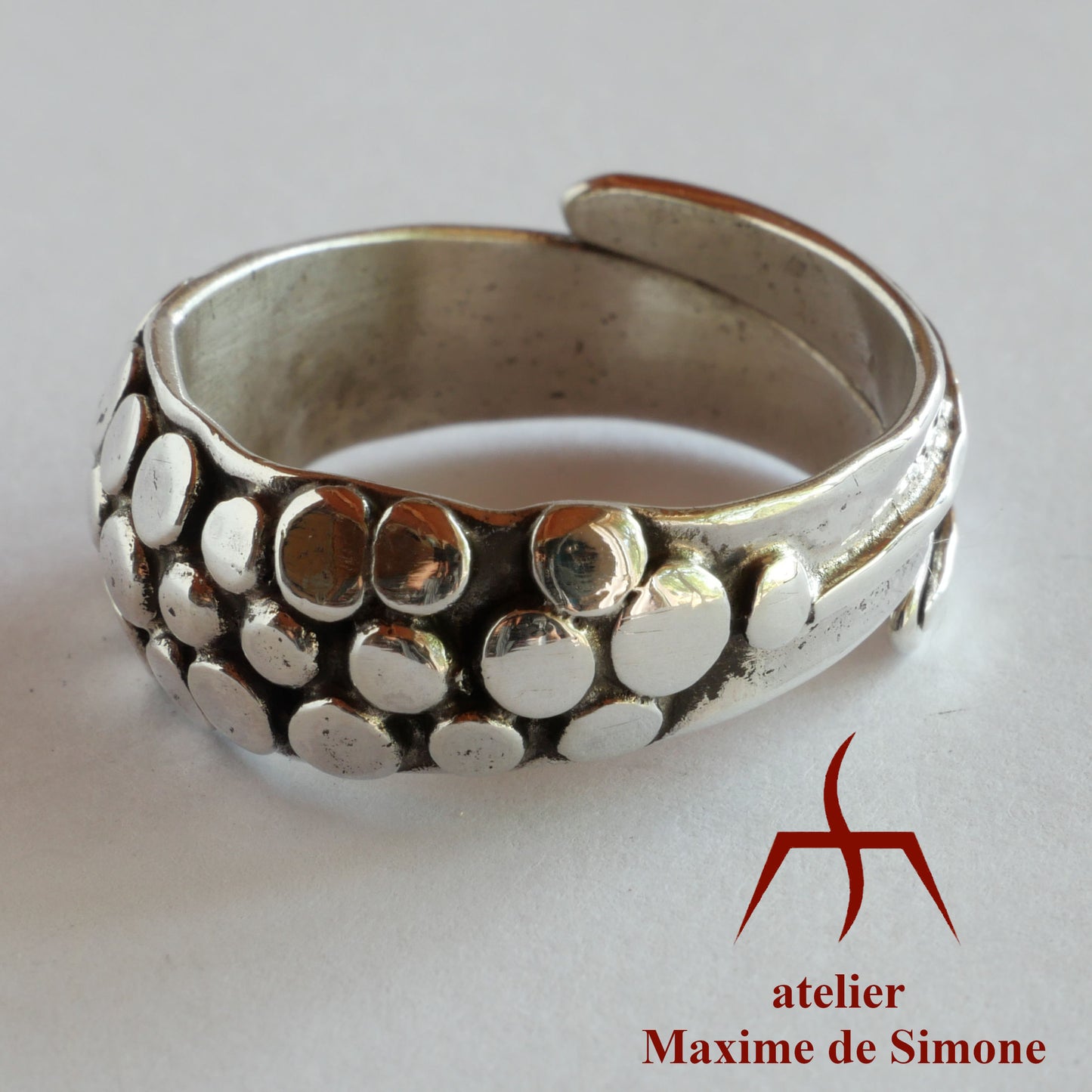 bague en argent massif ornée de boules aplaties