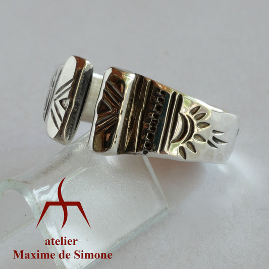 bague réglable en argent ornée de motifs poinçonnés