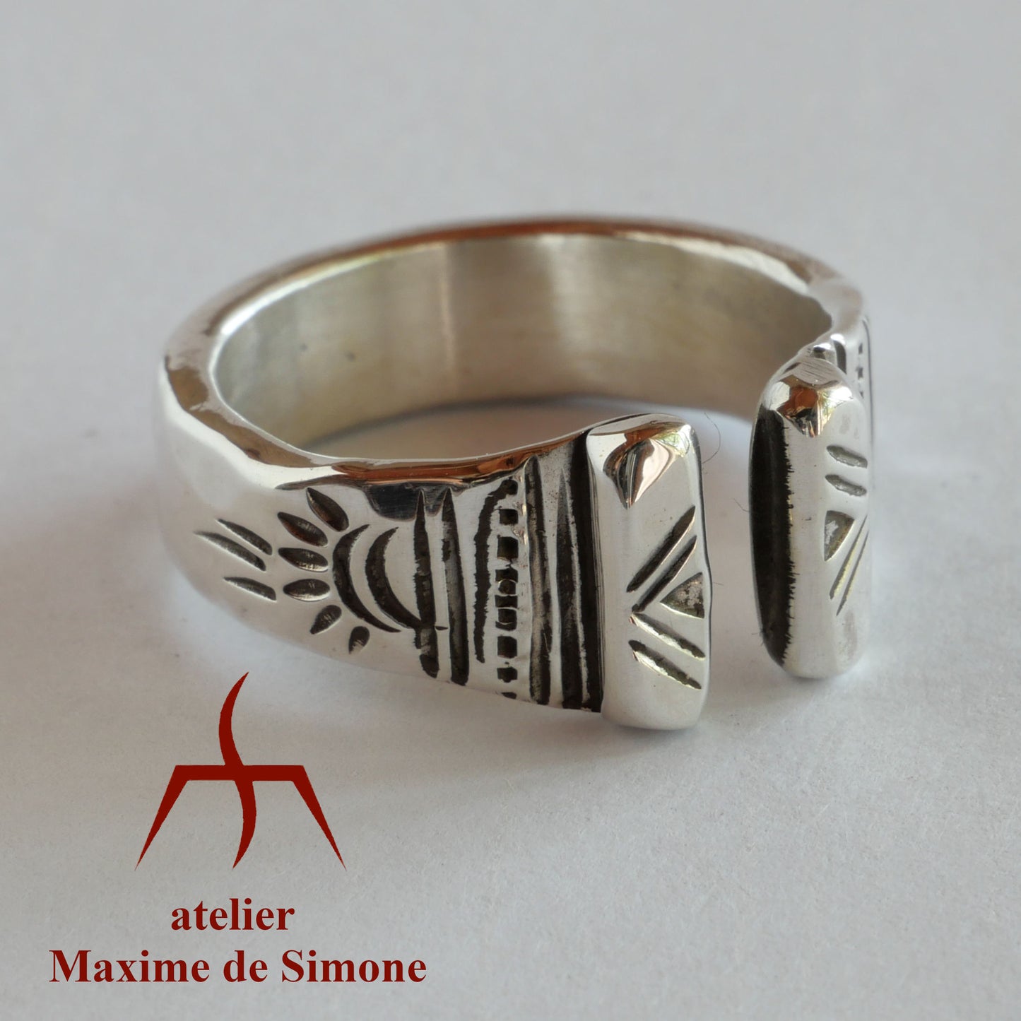 bague réglable en argent ornée de motifs poinçonnés