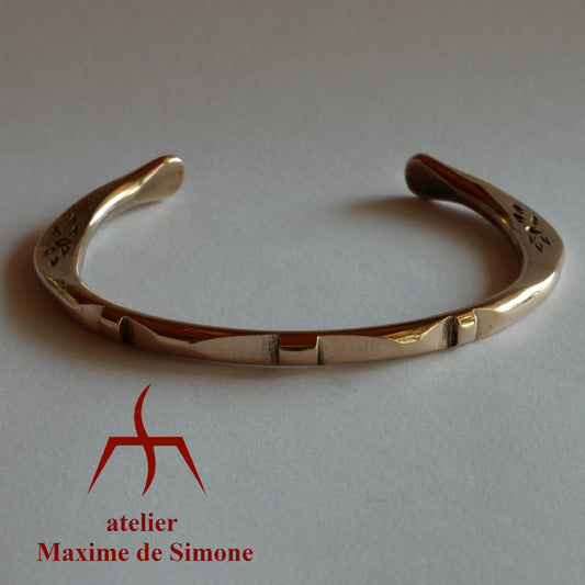 Bracelet en bronze orné de motifs poinçonnés