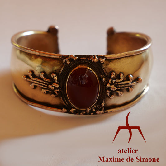 bracelet en bronze martelé décoré d'une agate cornaline