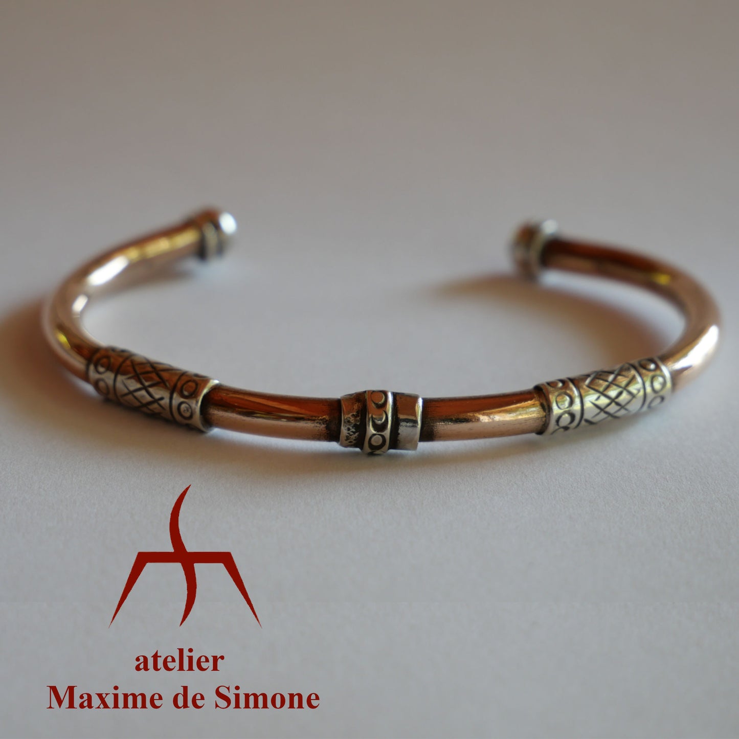 bracelet en bronze avec des plaques décoratives en argent