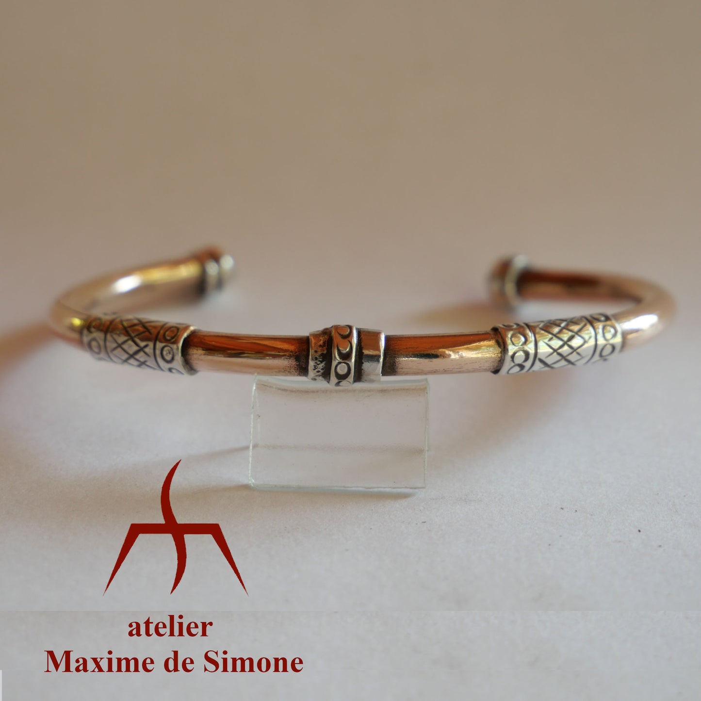 bracelet en bronze avec des plaques décoratives en argent