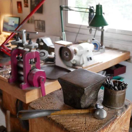Bague réglable en bronze décorée d'une plaque d'argent gravée, taille 58 à 63