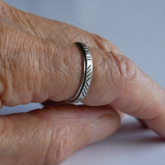 Fine bague en argent gravée à l'aide de poinçons