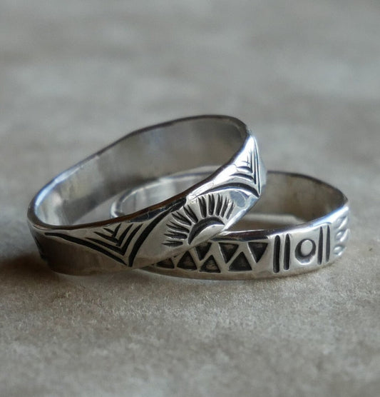 bague en argent gravée de motifs TOUS DIFFERENTS