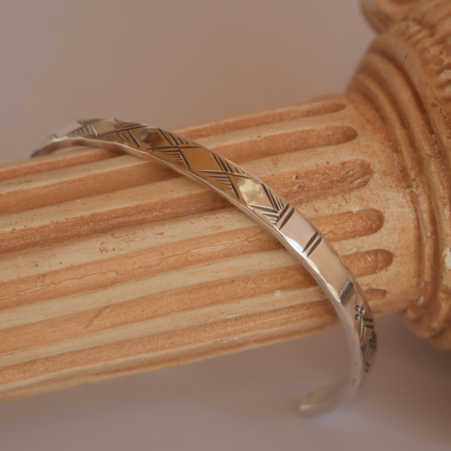 bracelet en argent martelé avec motifs gravés