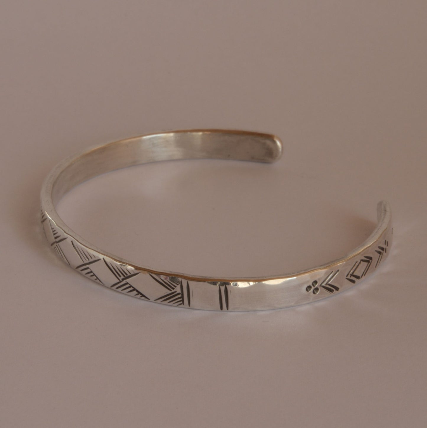 bracelet en argent martelé avec motifs gravés