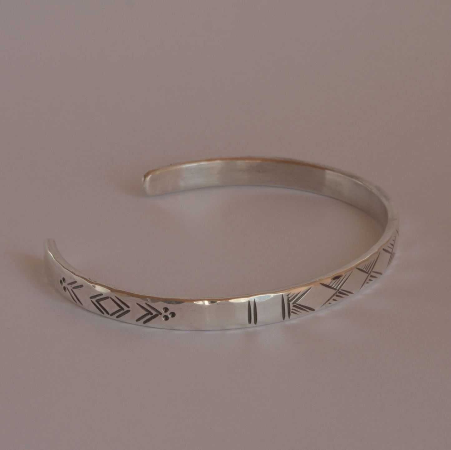 bracelet en argent martelé avec motifs gravés