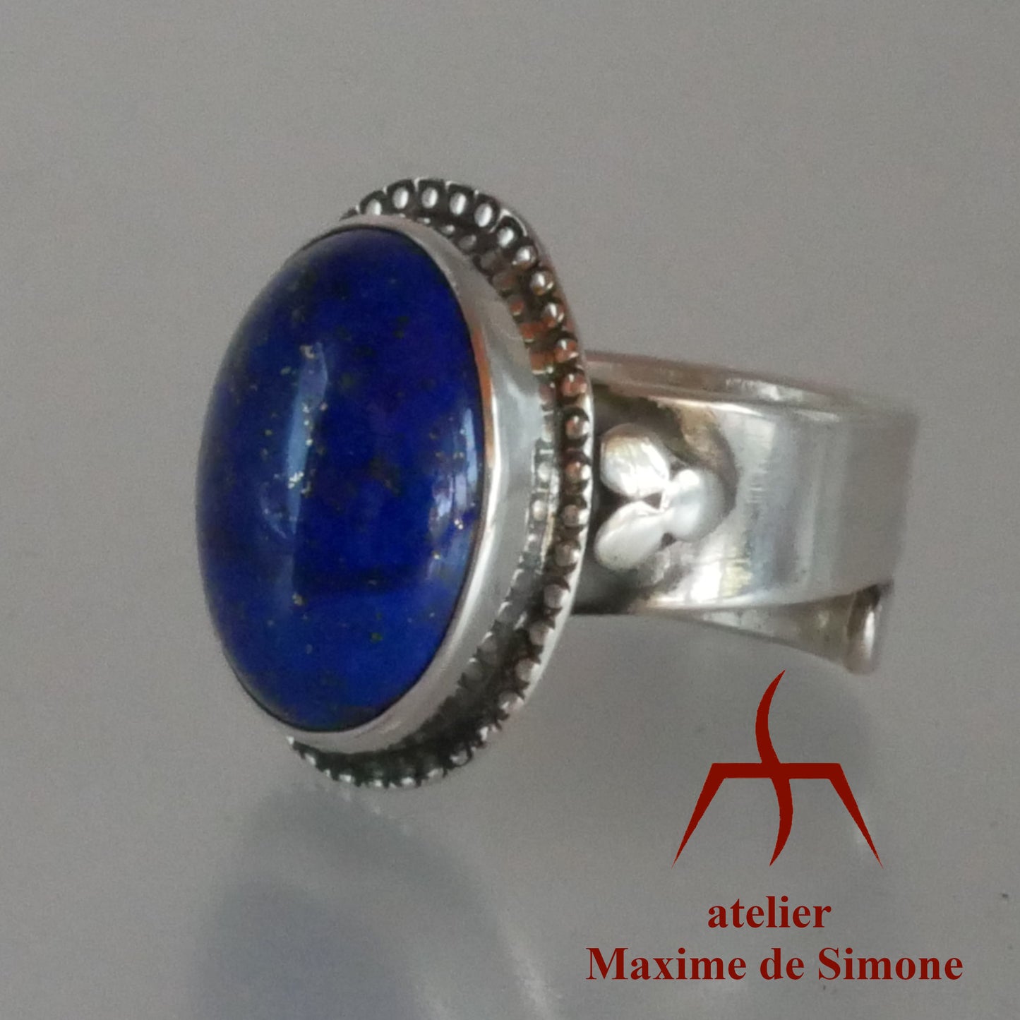 bague réglable en argent massif ornée d’un cabochon de pierre naturelle