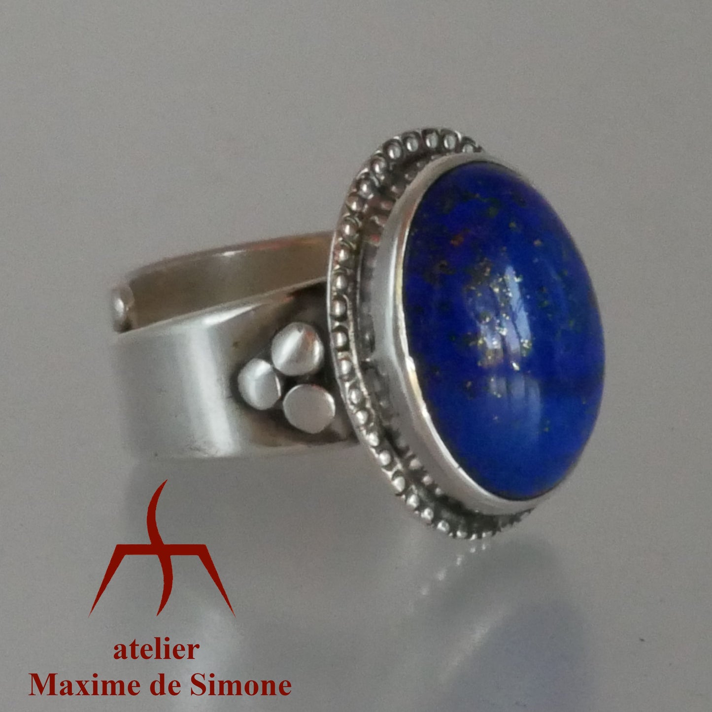 bague réglable en argent massif ornée d’un cabochon de pierre naturelle