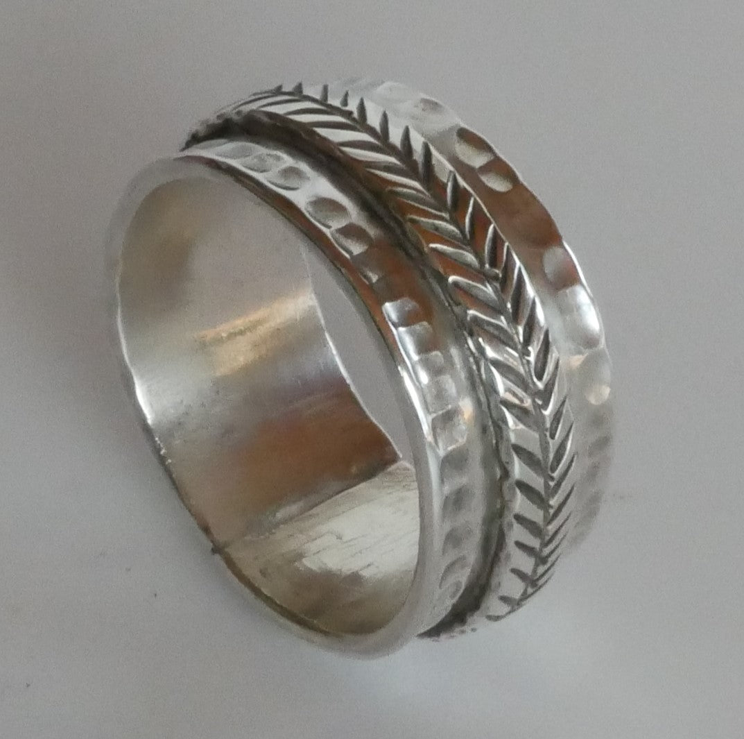 Large bague personnalisable en argent massif avec motifs poinçonnés