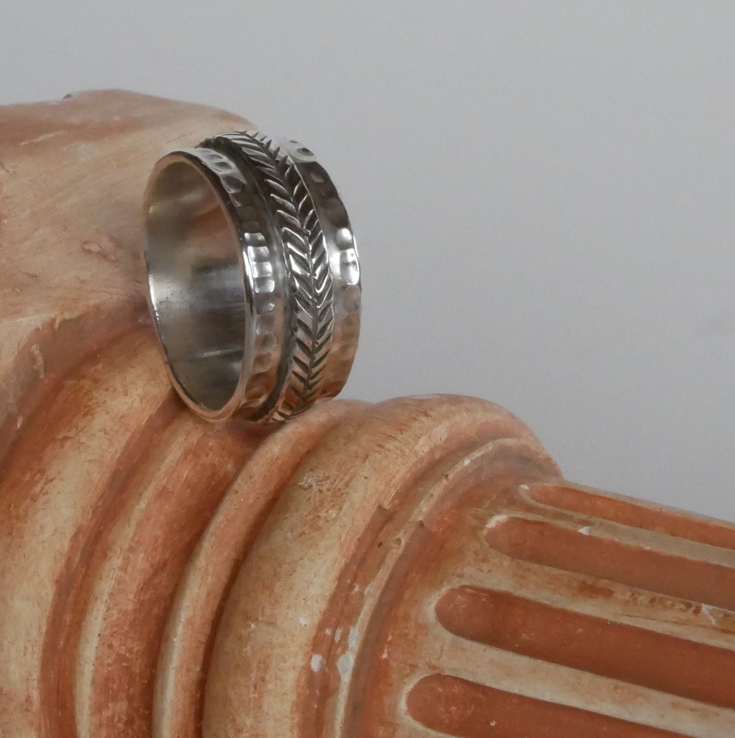 Large bague personnalisable en argent massif avec motifs poinçonnés