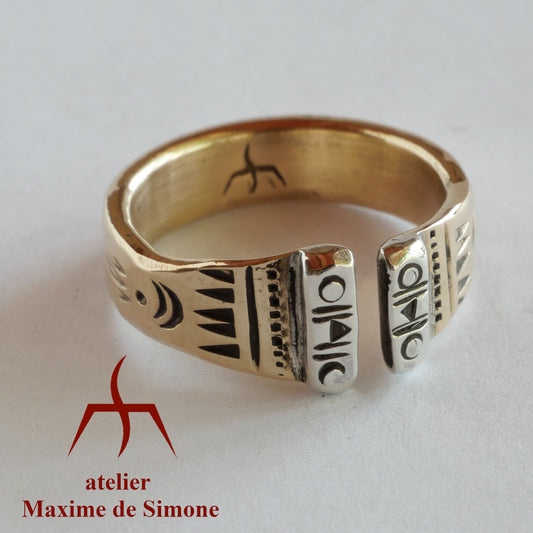 bague en bronze décorée de plaques d’argent gravées de motifs géométriques