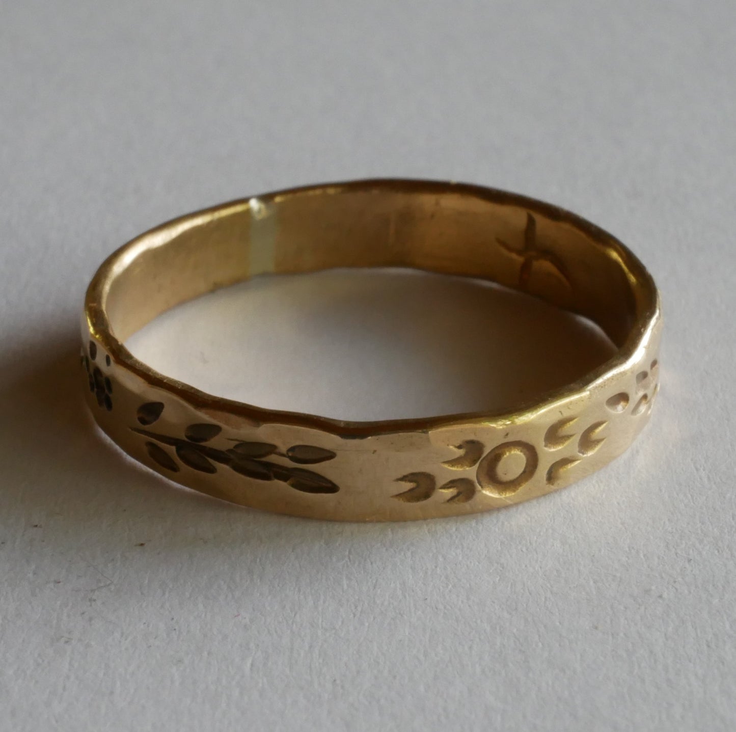 bague en bronze gravée de motifs végétaux et solaires