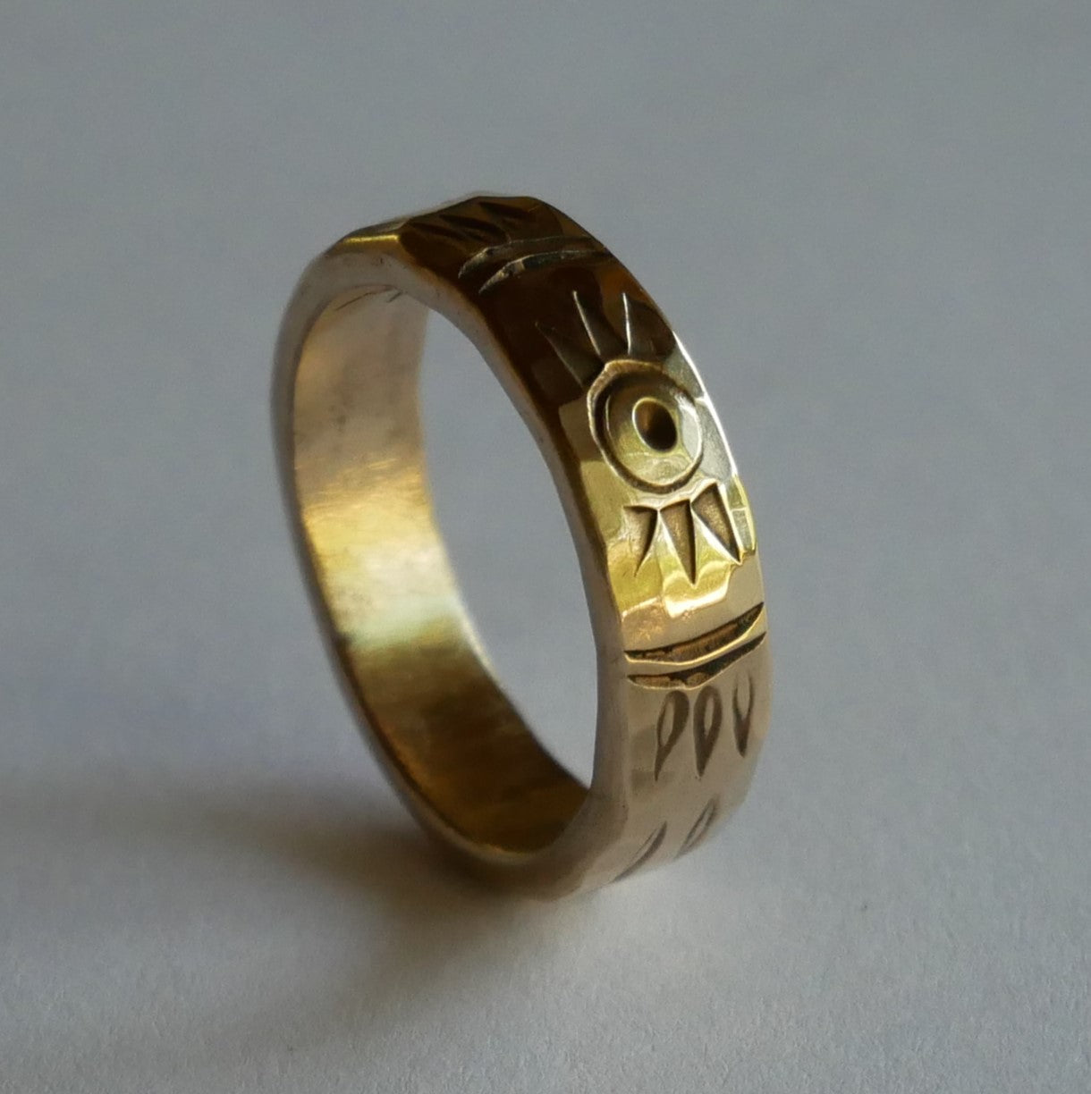 bague en bronze personnalisable gravée de motifs solaires