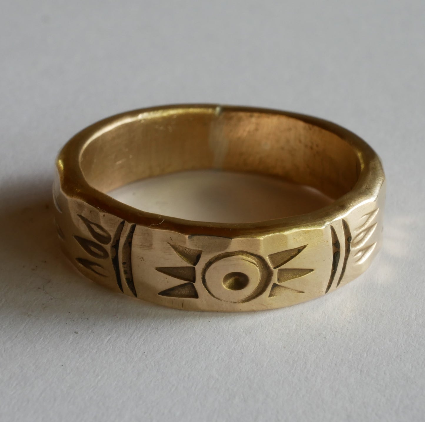 bague en bronze personnalisable gravée de motifs solaires