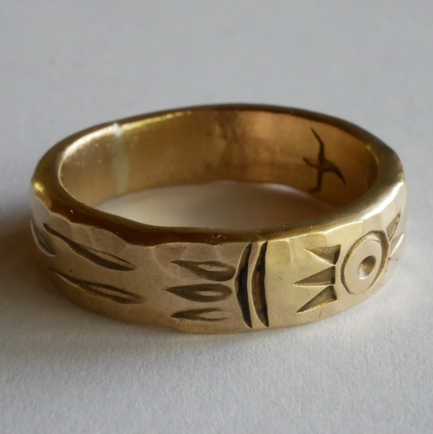 bague en bronze personnalisable gravée de motifs solaires