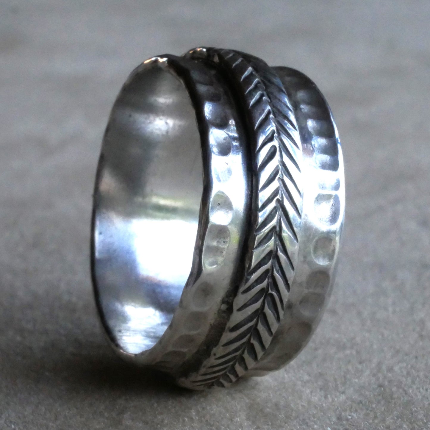 Large bague personnalisable en argent massif avec motifs poinçonnés