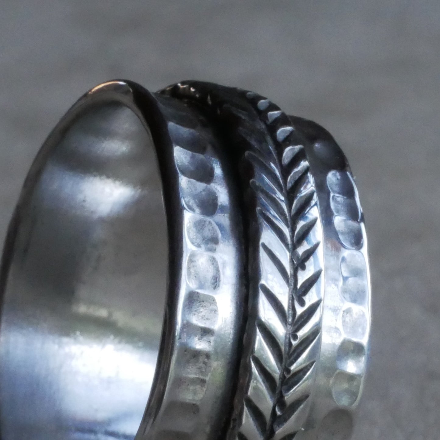 Large bague personnalisable en argent massif avec motifs poinçonnés