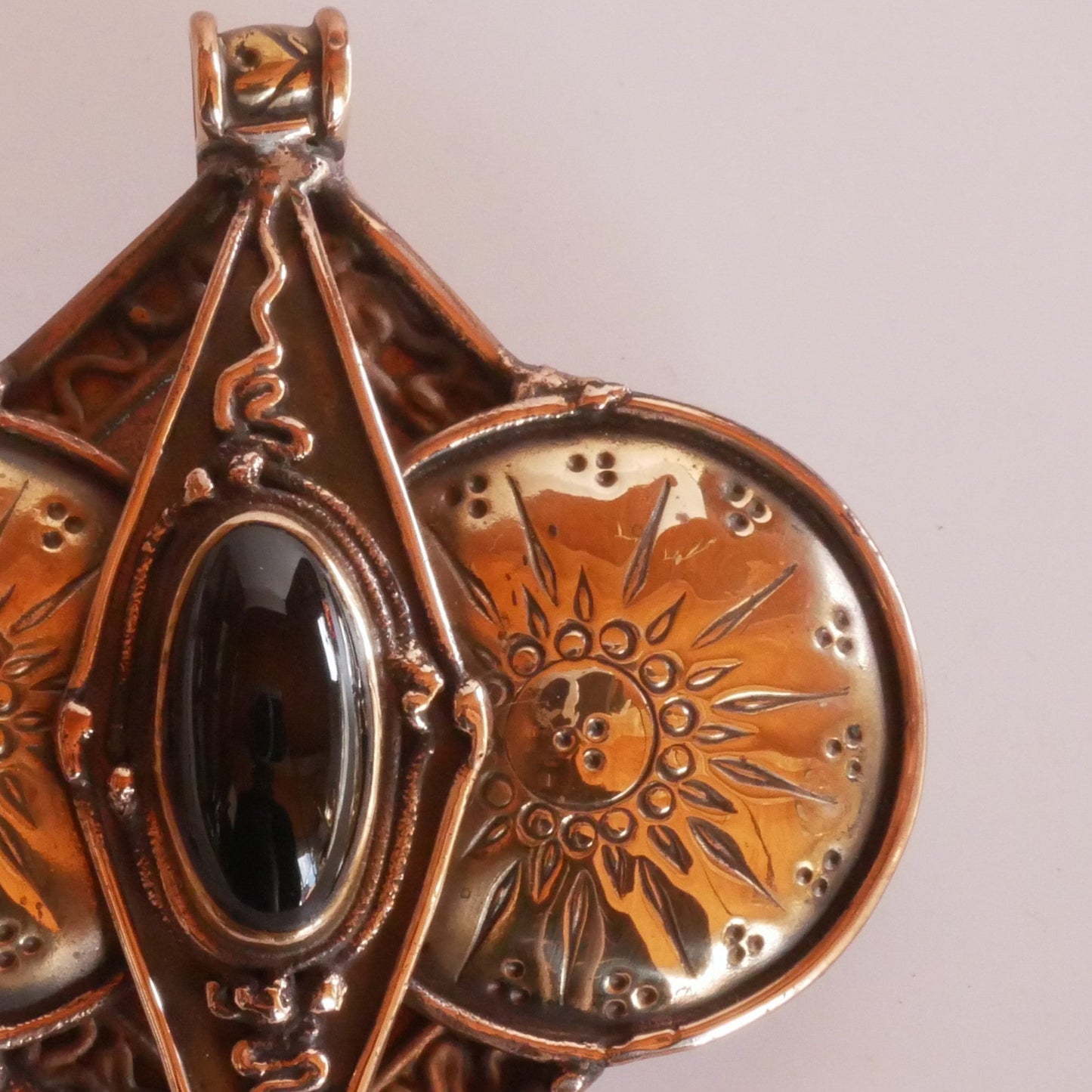 broche pendentif en bronze gravé aux poinçons avec une pierre fine