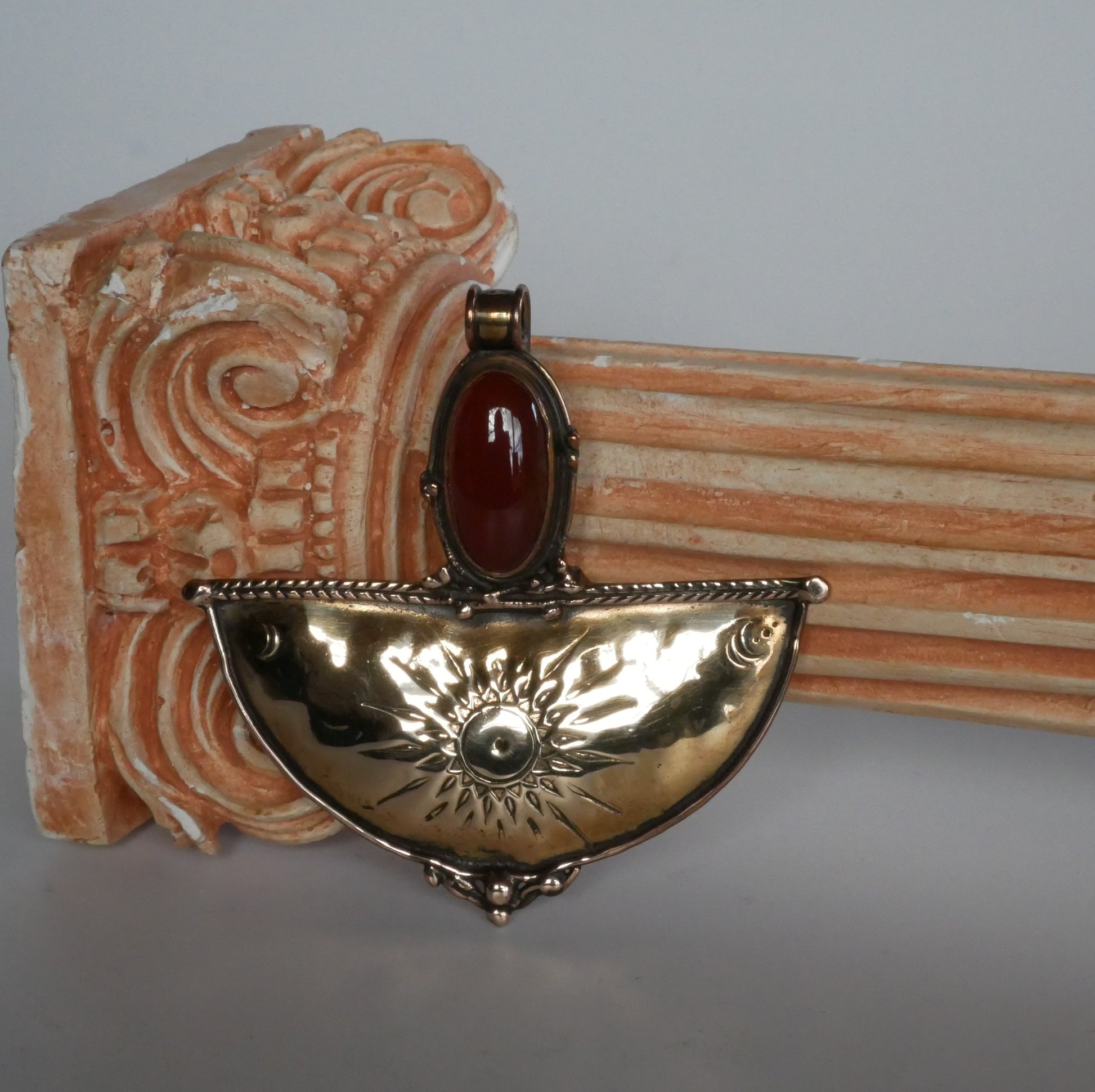 broche – pendentif en bronze martelé et gravé avec une pierre fine