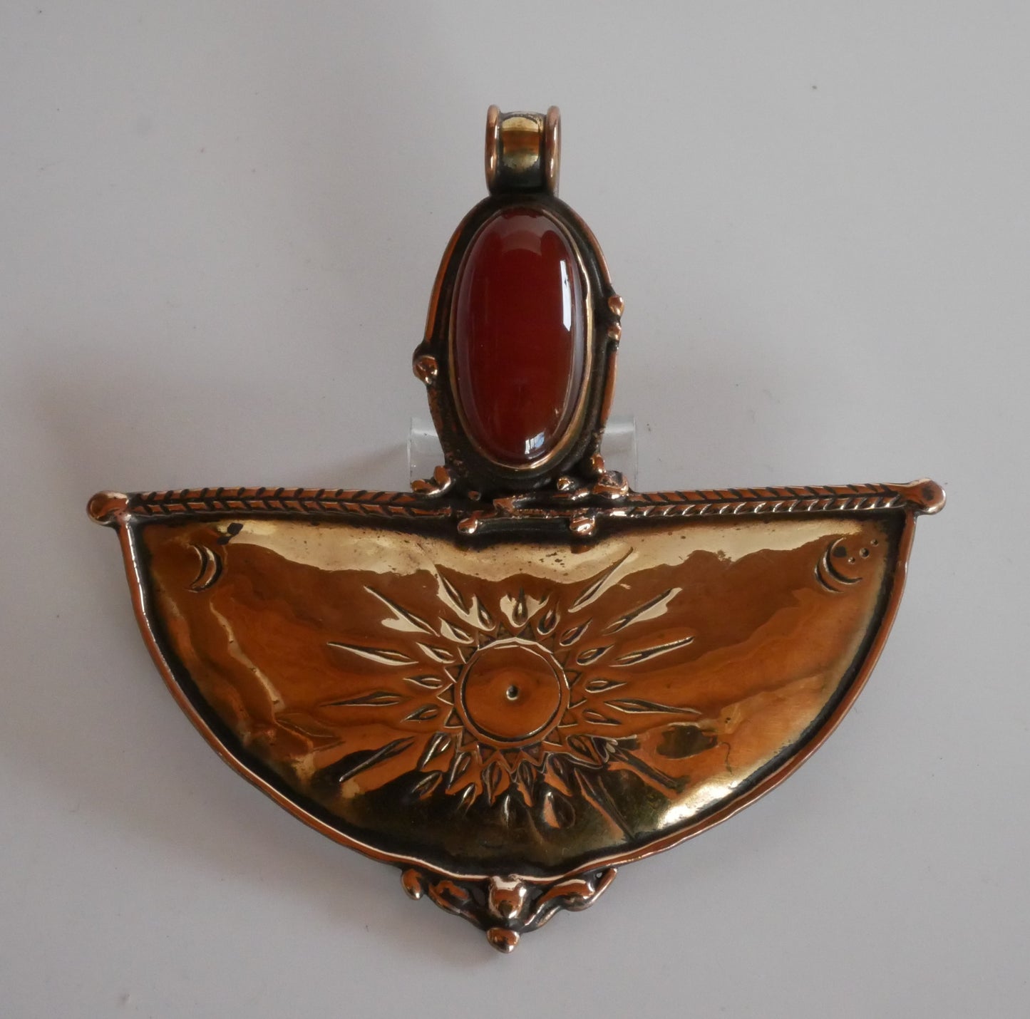 broche – pendentif en bronze martelé et gravé avec une pierre fine