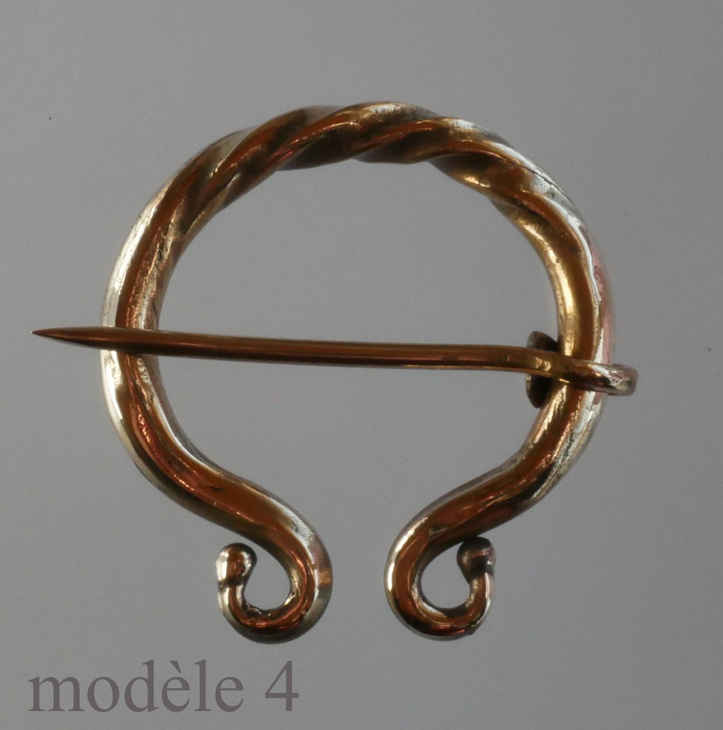 fibule en bronze sculptée