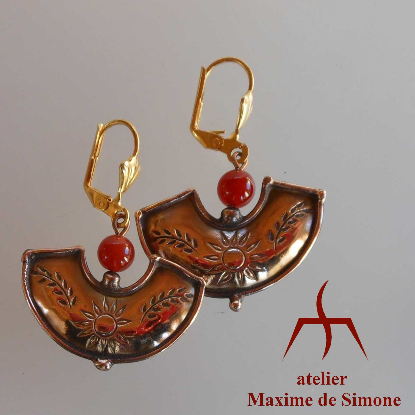 Boucles d’oreilles en bronze martelé, décorées de fils soudés