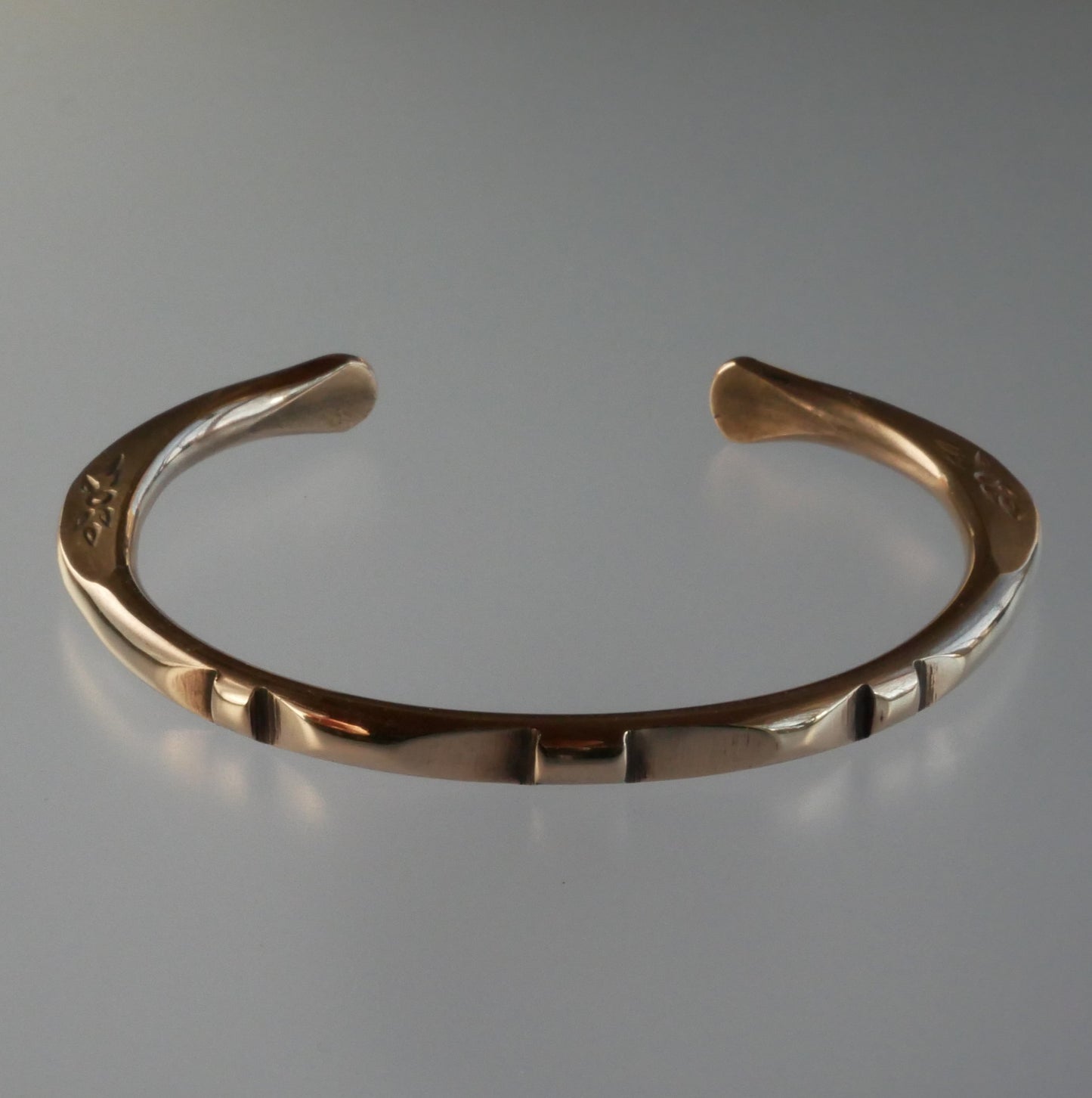 Bracelet en bronze orné de motifs poinçonnés