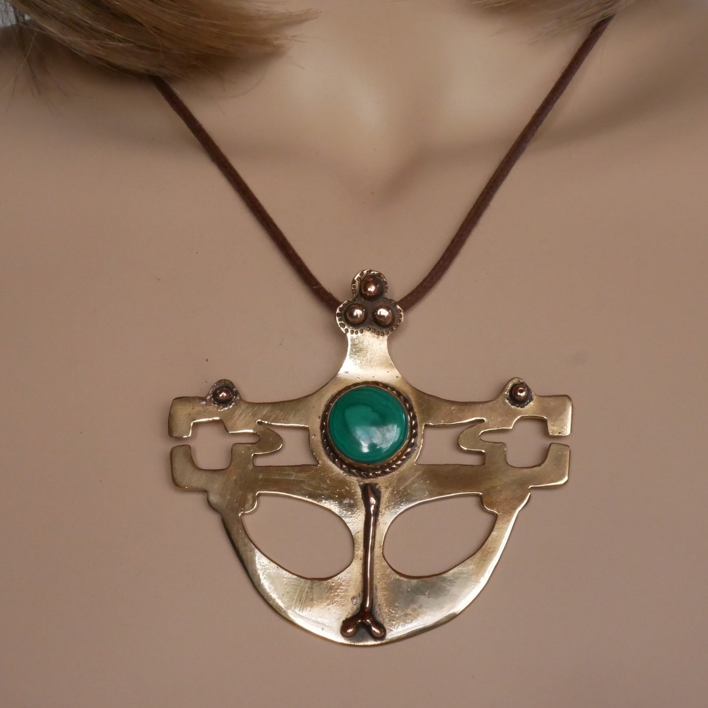 Pendentif découpé avec têtes de lions orné d'une malachite