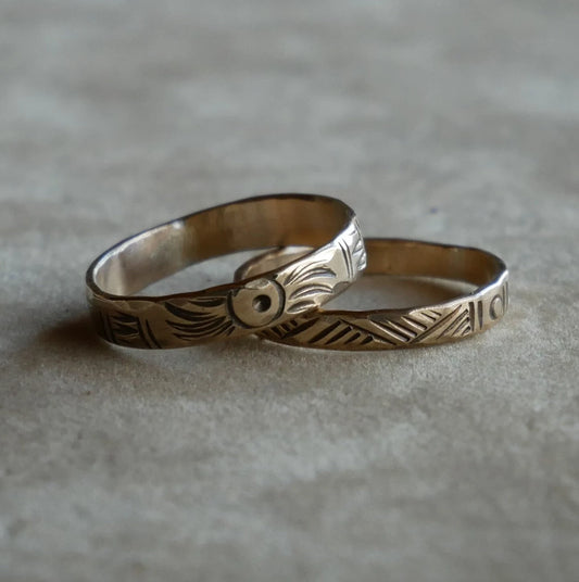 bague en bronze gravée de motifs originaux
