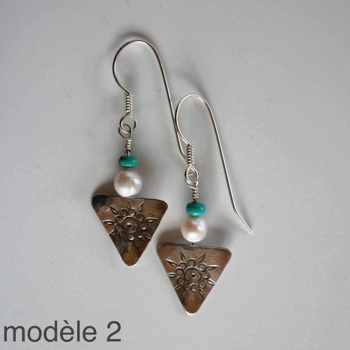 boucles d’oreilles triangulaires en argent avec pierres fines