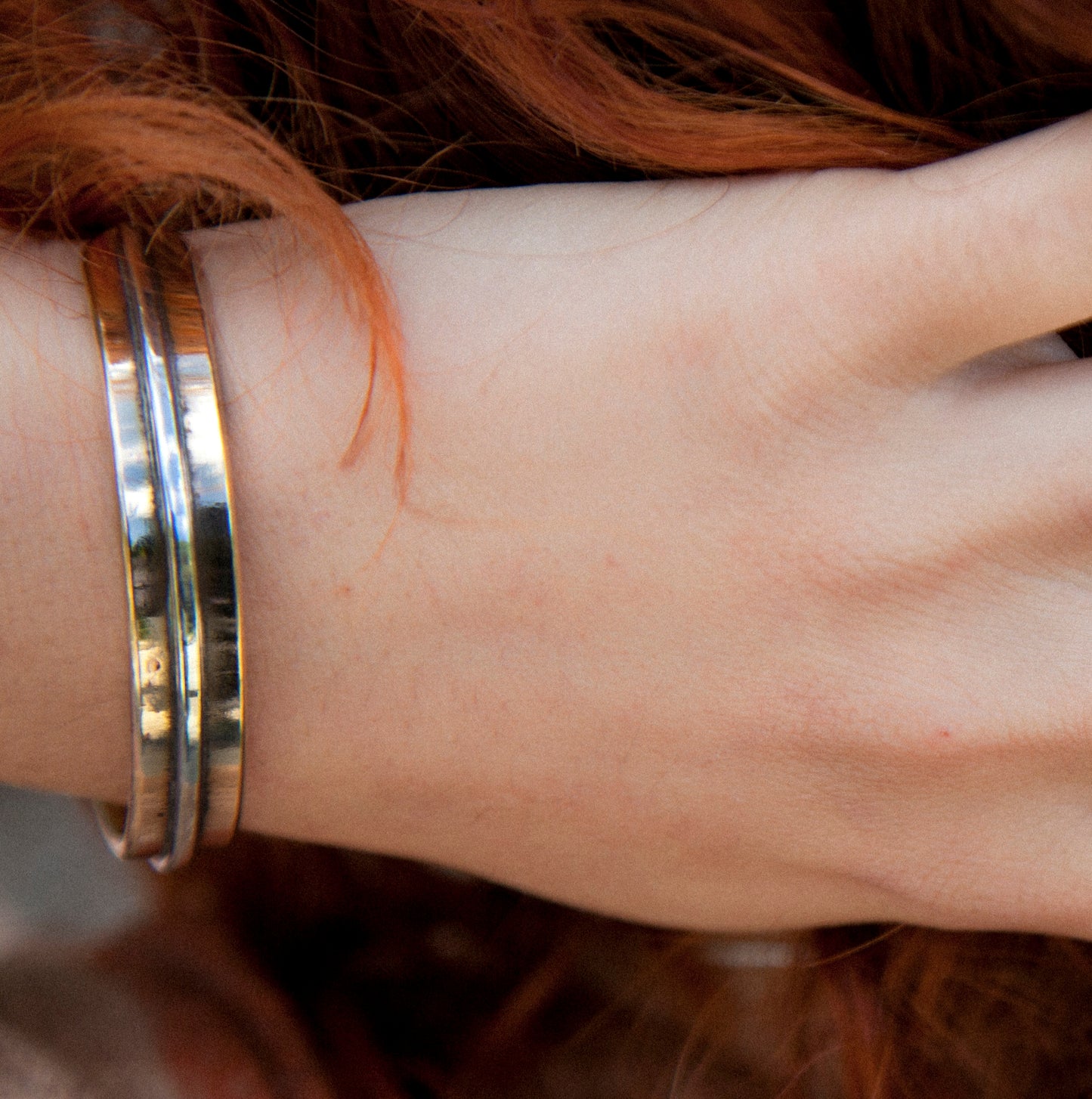 bracelet en bronze décoré d’un fil d’argent