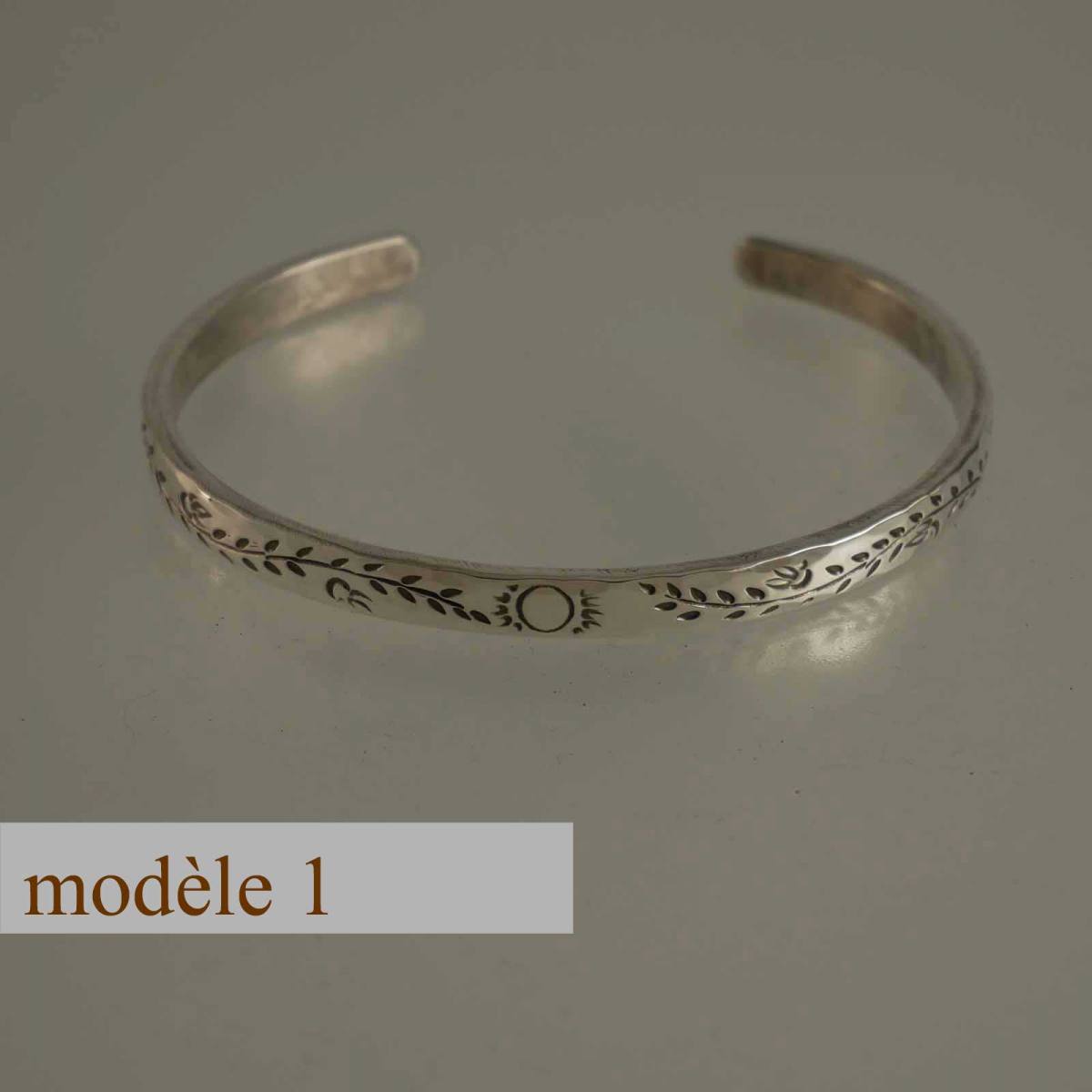 bracelet en argent martelé avec motifs gravés