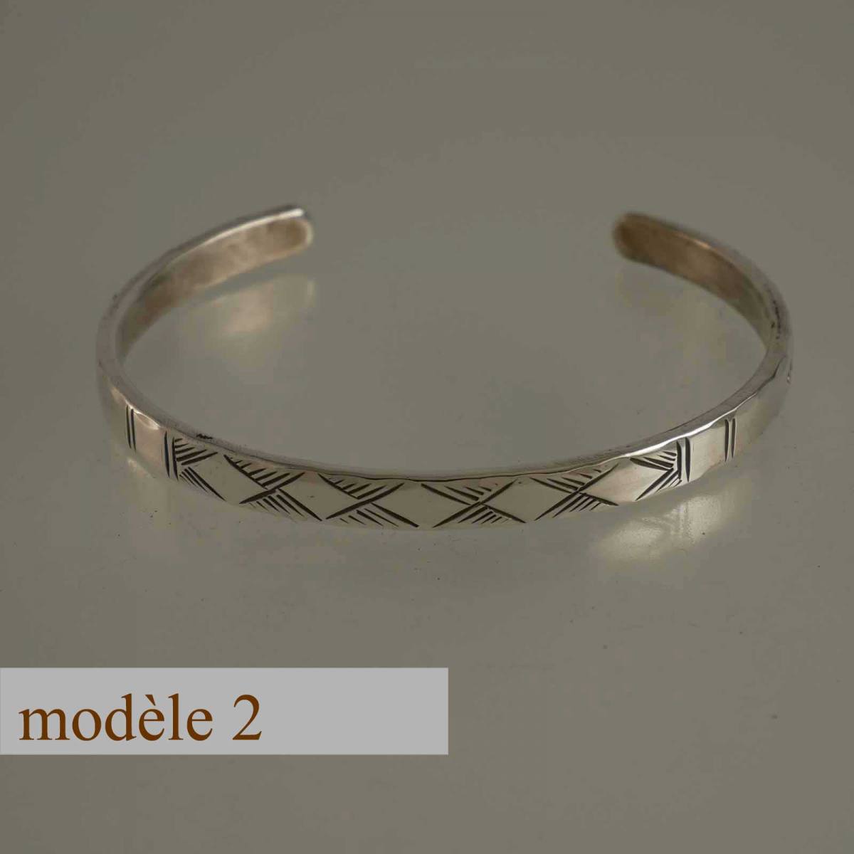 bracelet en argent martelé avec motifs gravés