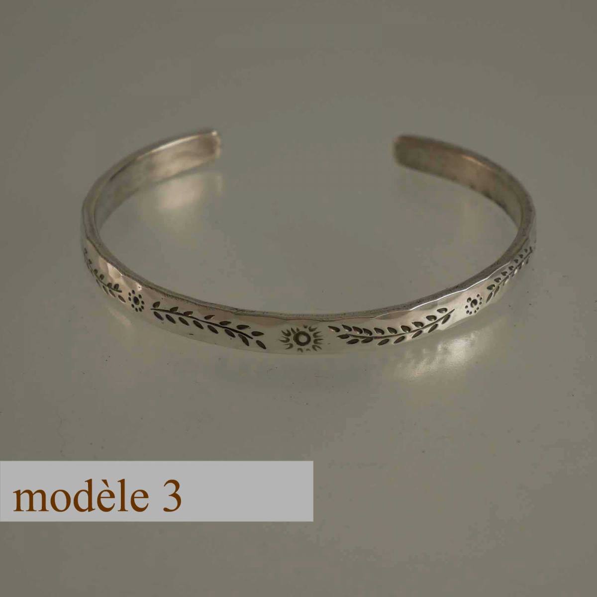 bracelet en argent martelé avec motifs gravés