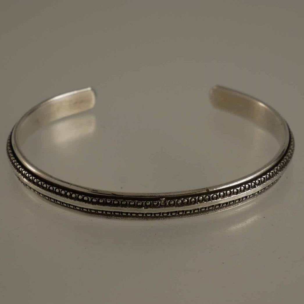 bracelet en argent décoré de motifs poinçonnés